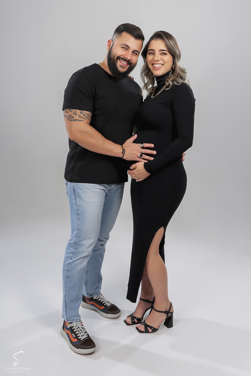 Ensaio gestante de vestido preto em estúdio 