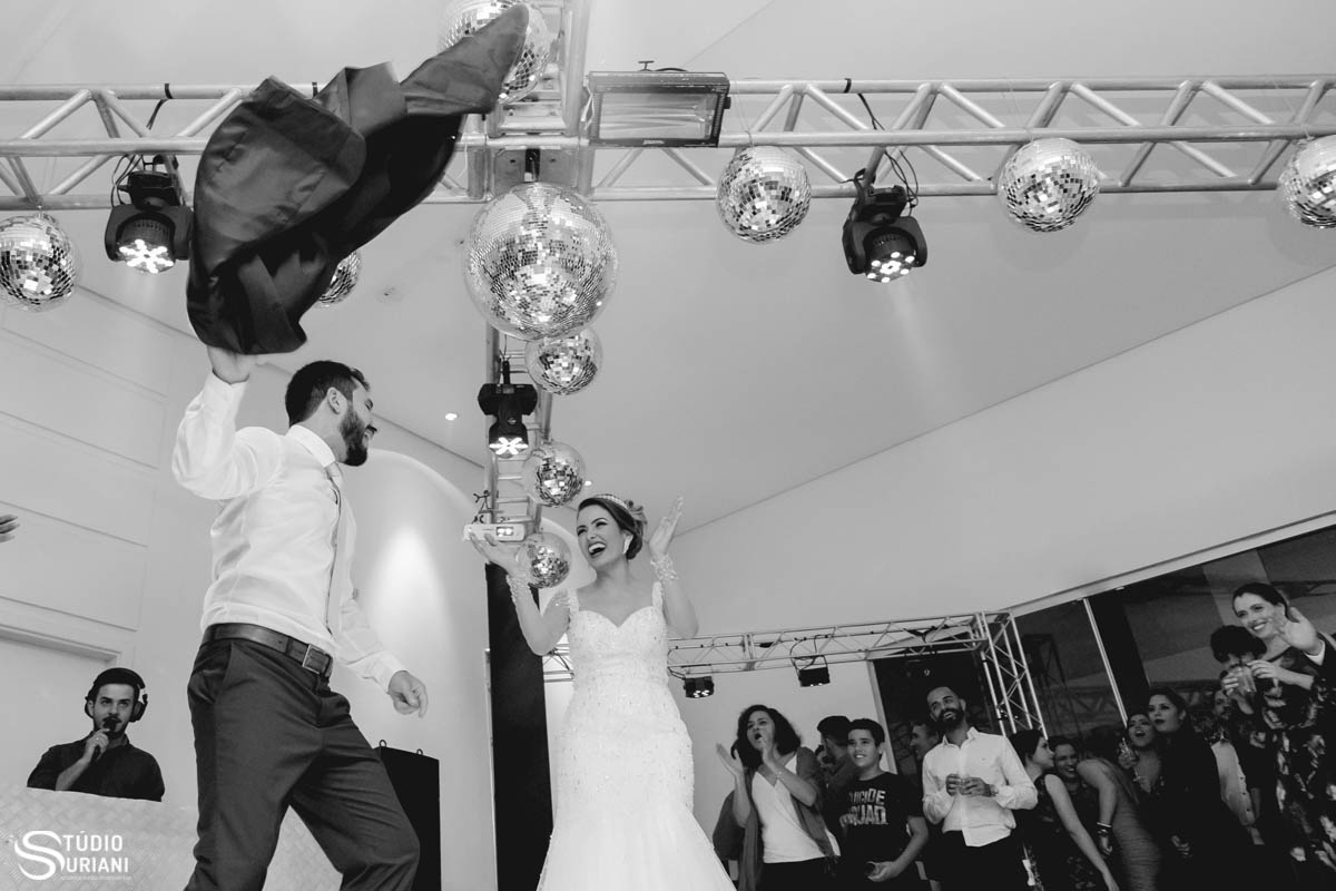 dança dos noivos com noivo tirando o terno