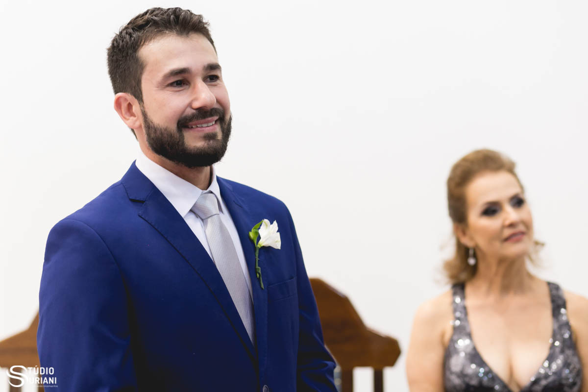 terno armani azul e lapela de flor do campo