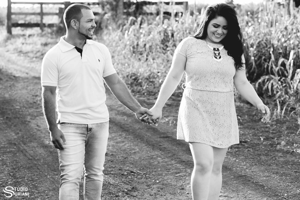 fotografia preto e branco no campo