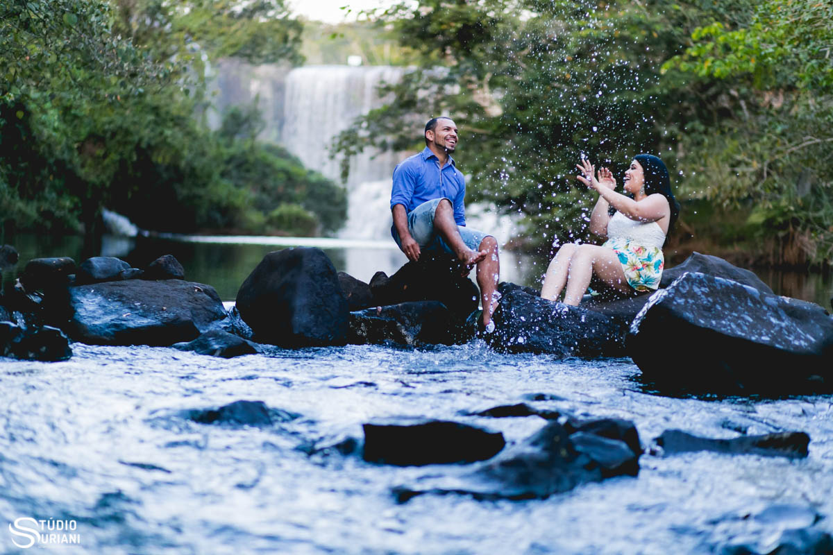 fotos alegre no ensaio pre wedding