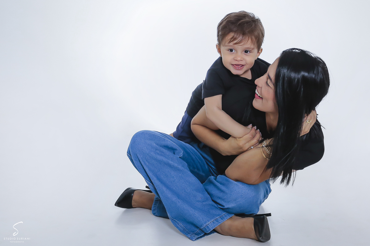 Carinho de filho com mãe