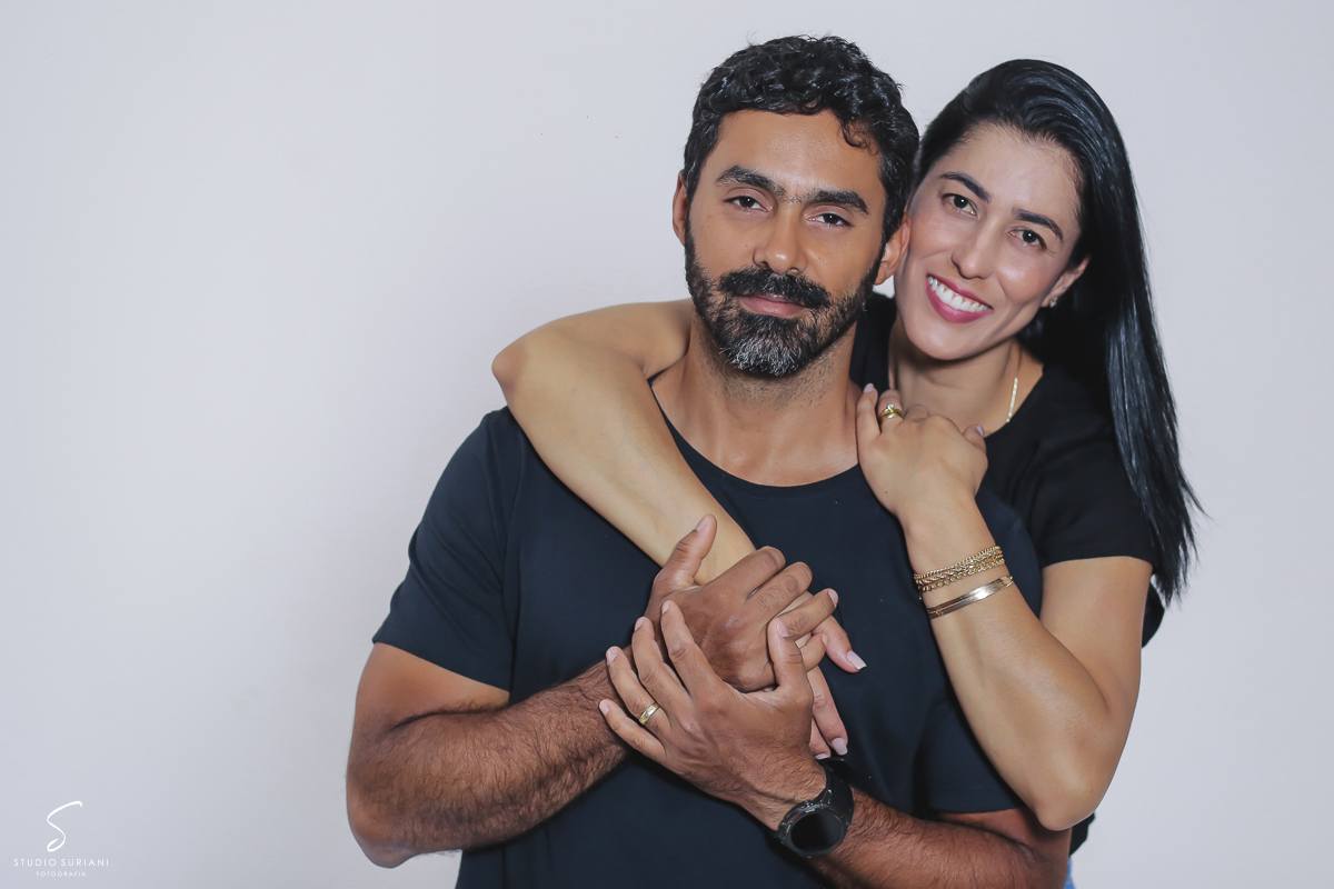 Lidos pais fazendo ensaio fotográfico em estúdio