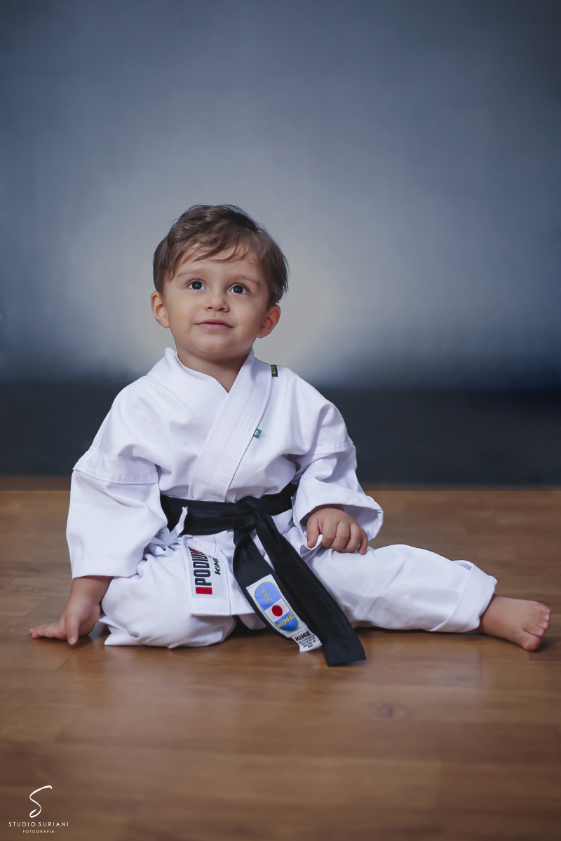 Criança faz esporte de luta Karatê e tem Kimono do tamanho dele em Uberlândia