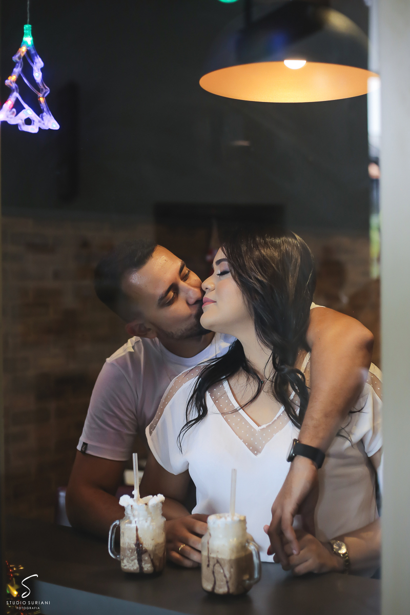 Foto na cafeteria no pátio vinhedos em Uberlândia no ensaio pre wedding
