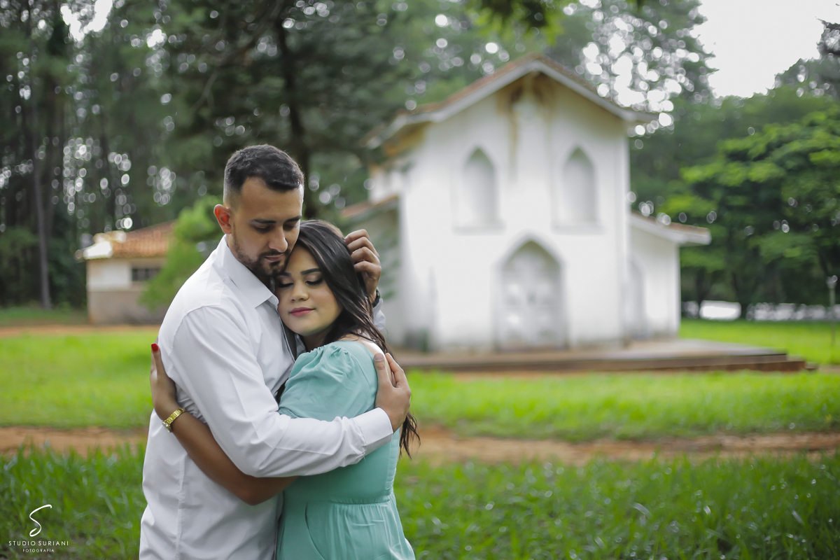 Abraçado com a noiva no ensaio pré wedding 