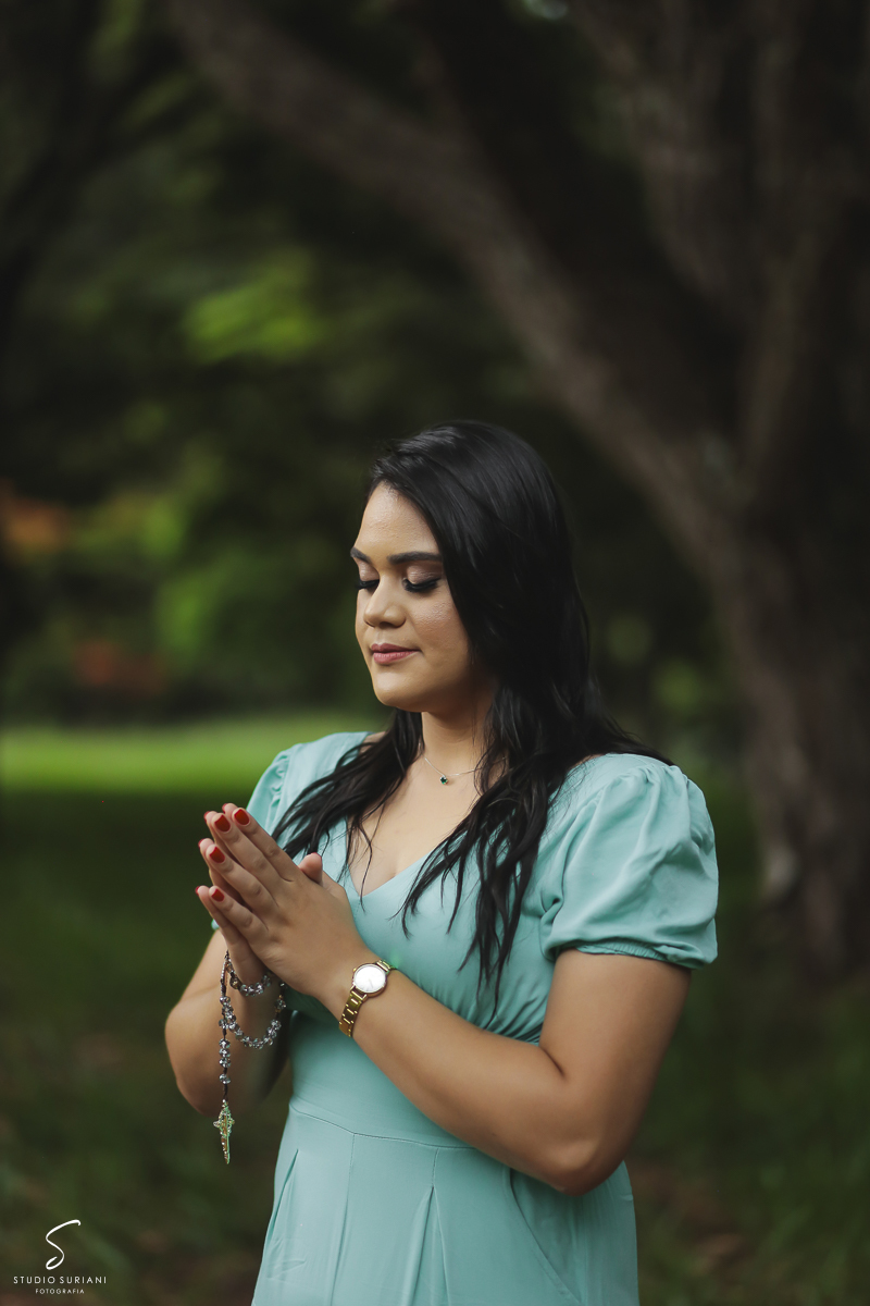 Noiva com terço no ensaio 