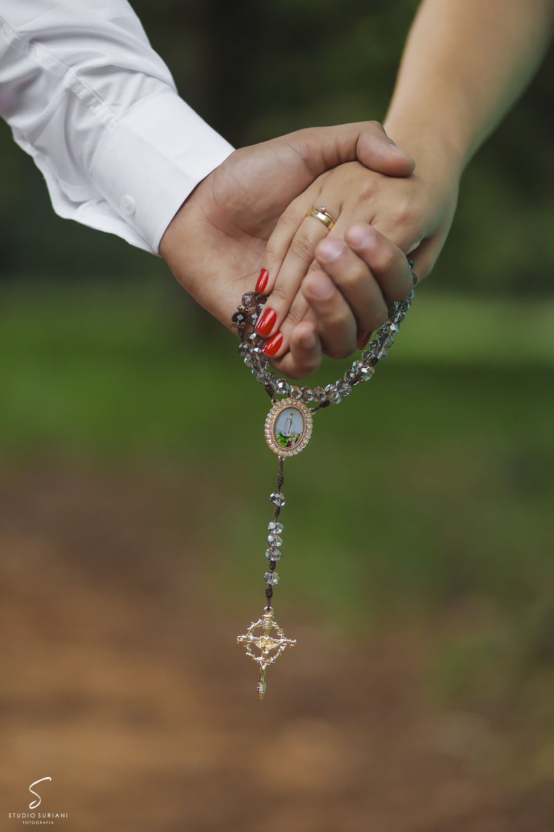 Terço sendo segurando pelo casal 