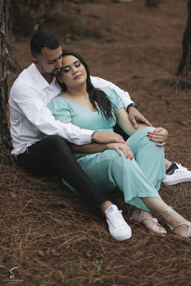 sentados na floresta 