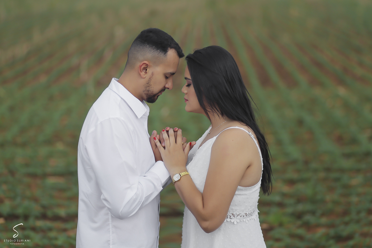 Casal unido rezando em ensaio pré wedding 
