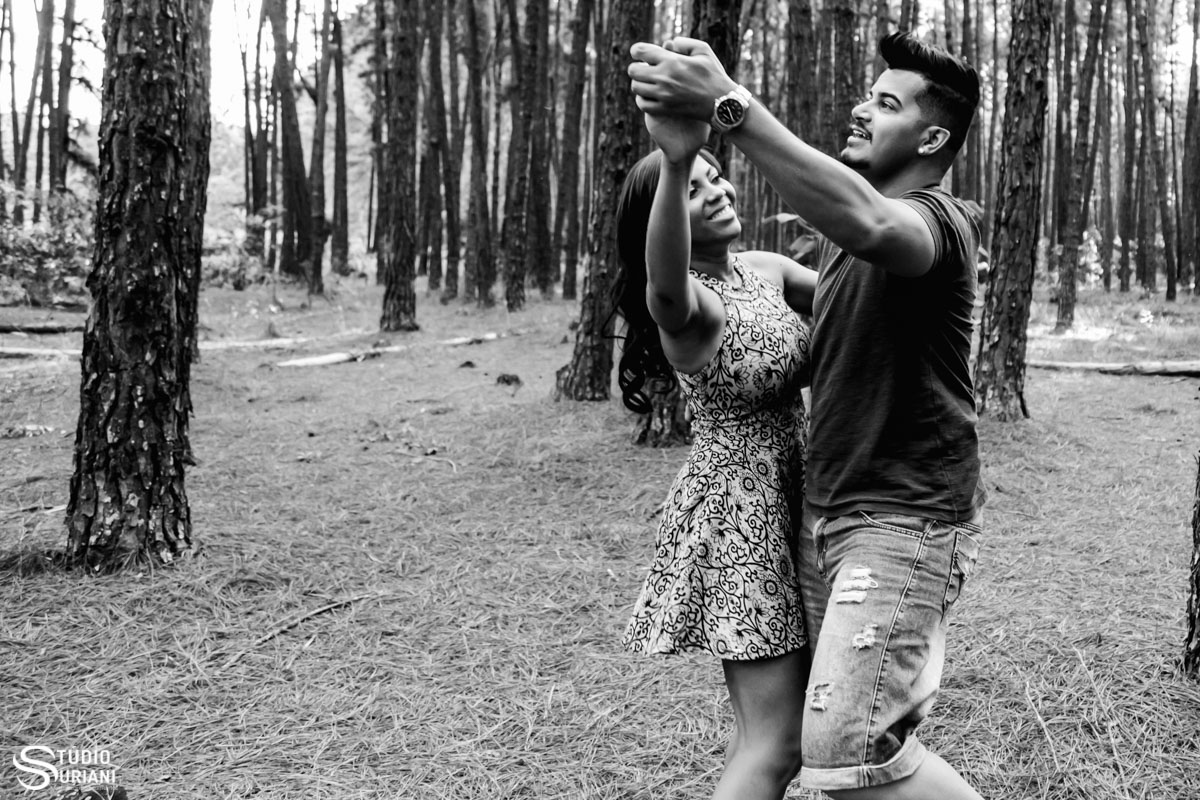 dançando durante as fotos externas antes do casamento