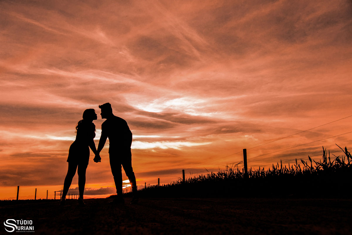lindas fotos de casamento com céu laranjado