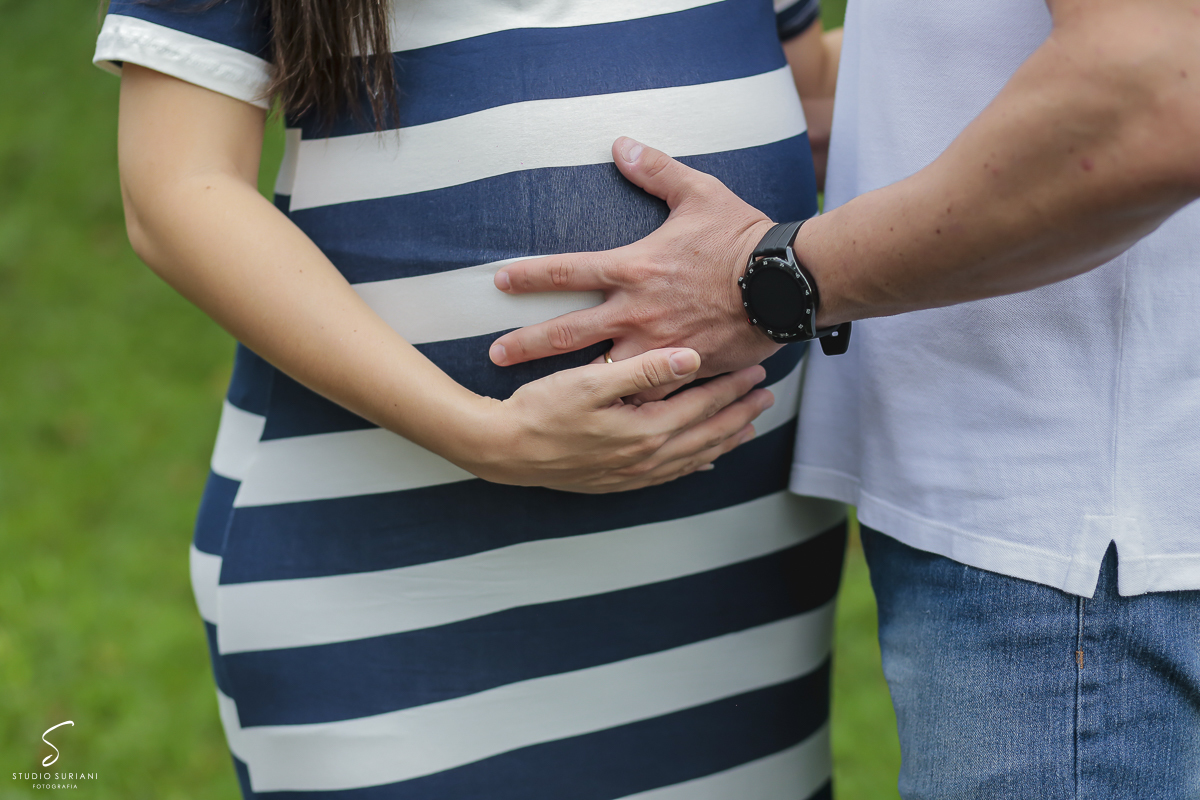 Colocando mão na barriga da gestante