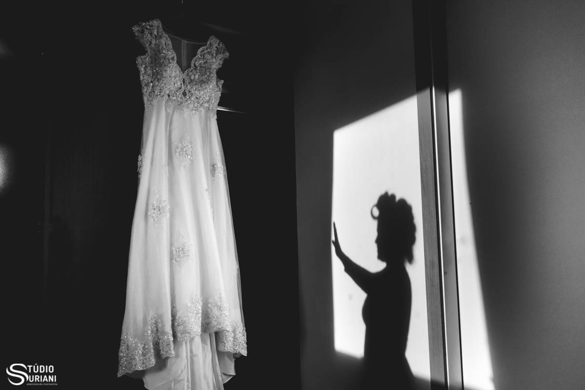 fotógrafo criativo de uberlandia fotografando vestido de noiva do atelie maisa pires com sombra da noiva