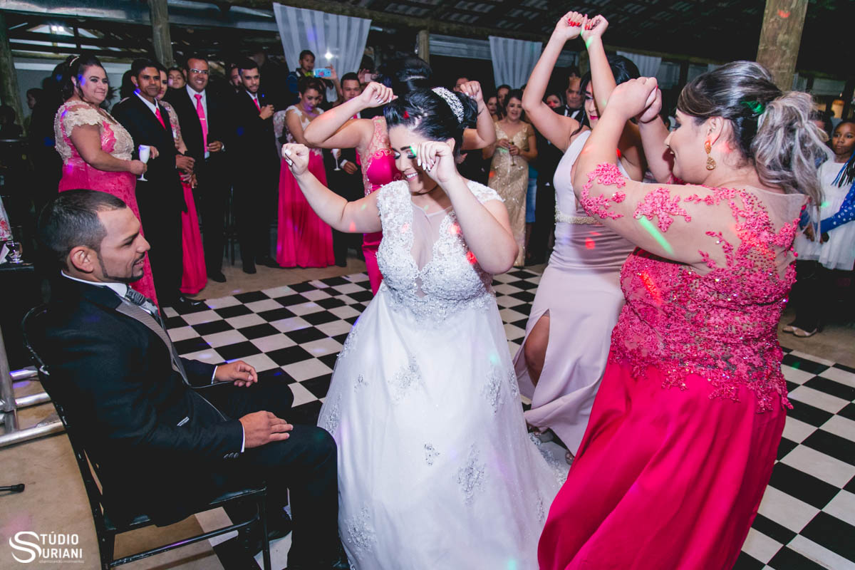 Noiva fazendo dança sensual para o noivo com as madrinhas