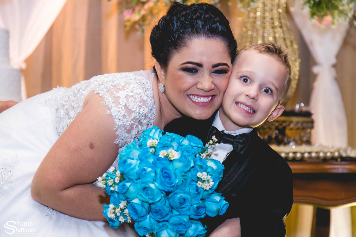 Noiva amassando o page lindo com o buque azul