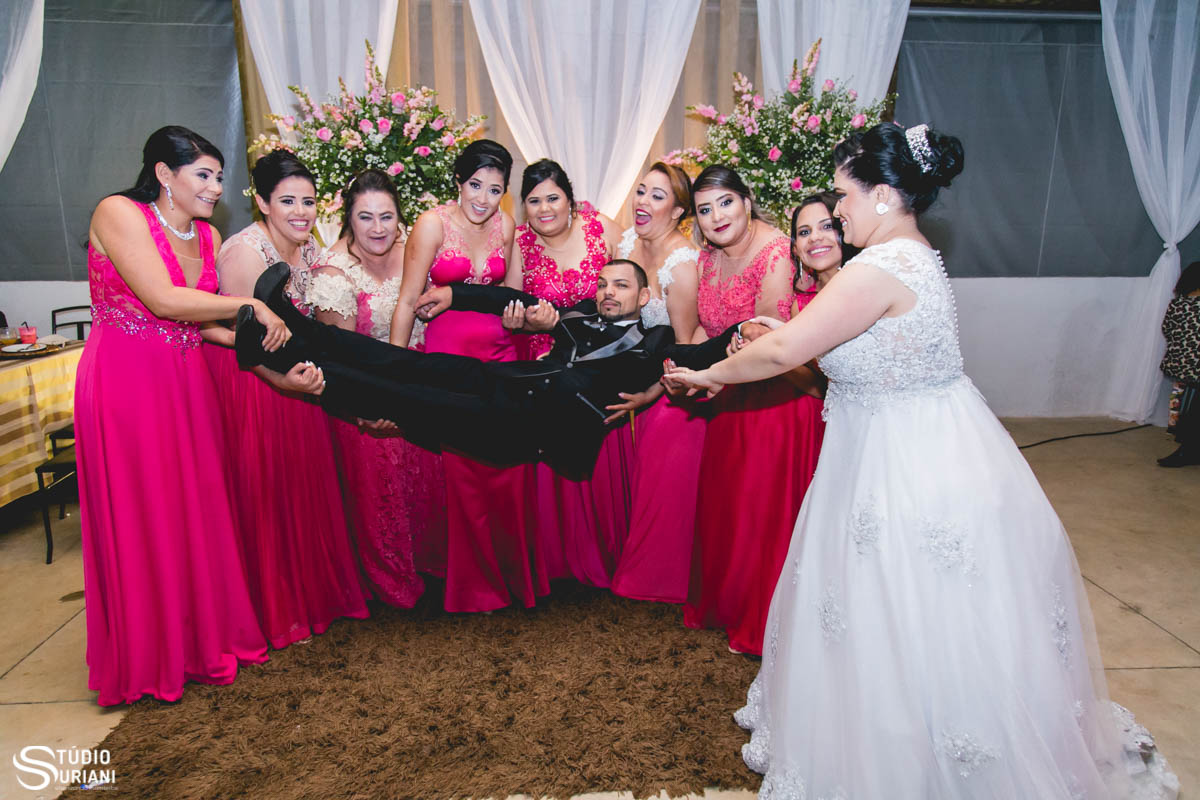 Fotos criativas na mesa do bolo com madrinhas de rosa