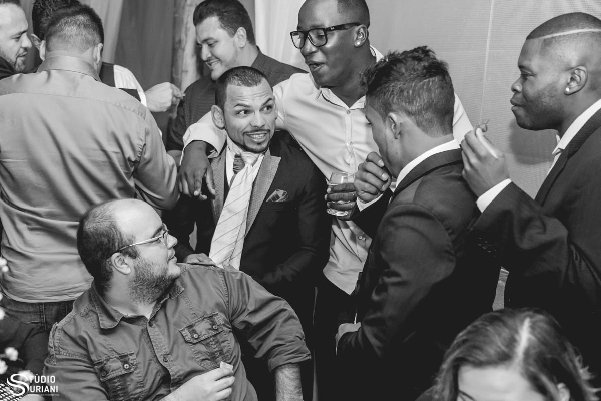 Gravata muito animada do noivo