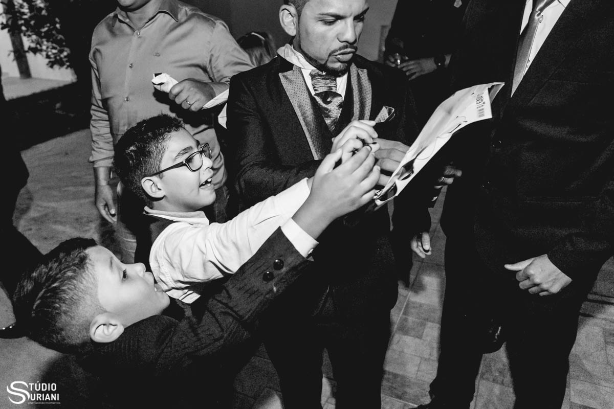 Tirando dinheiro de criancinha.