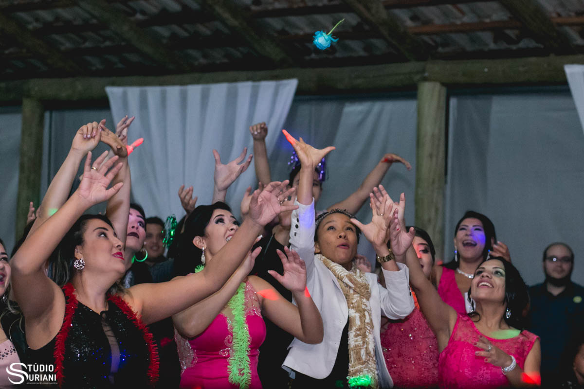 Briga por um botão de rosa do buque da noiva azul,