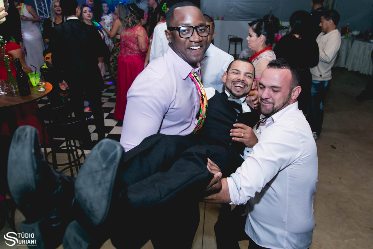 Noivo se divertindo no casamento