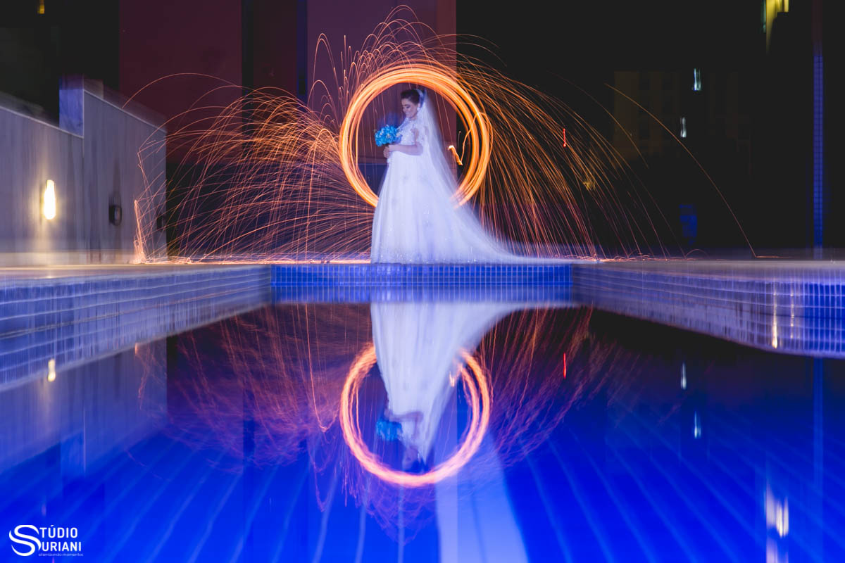 linda foto vestida de noiva com efeitos de luzes