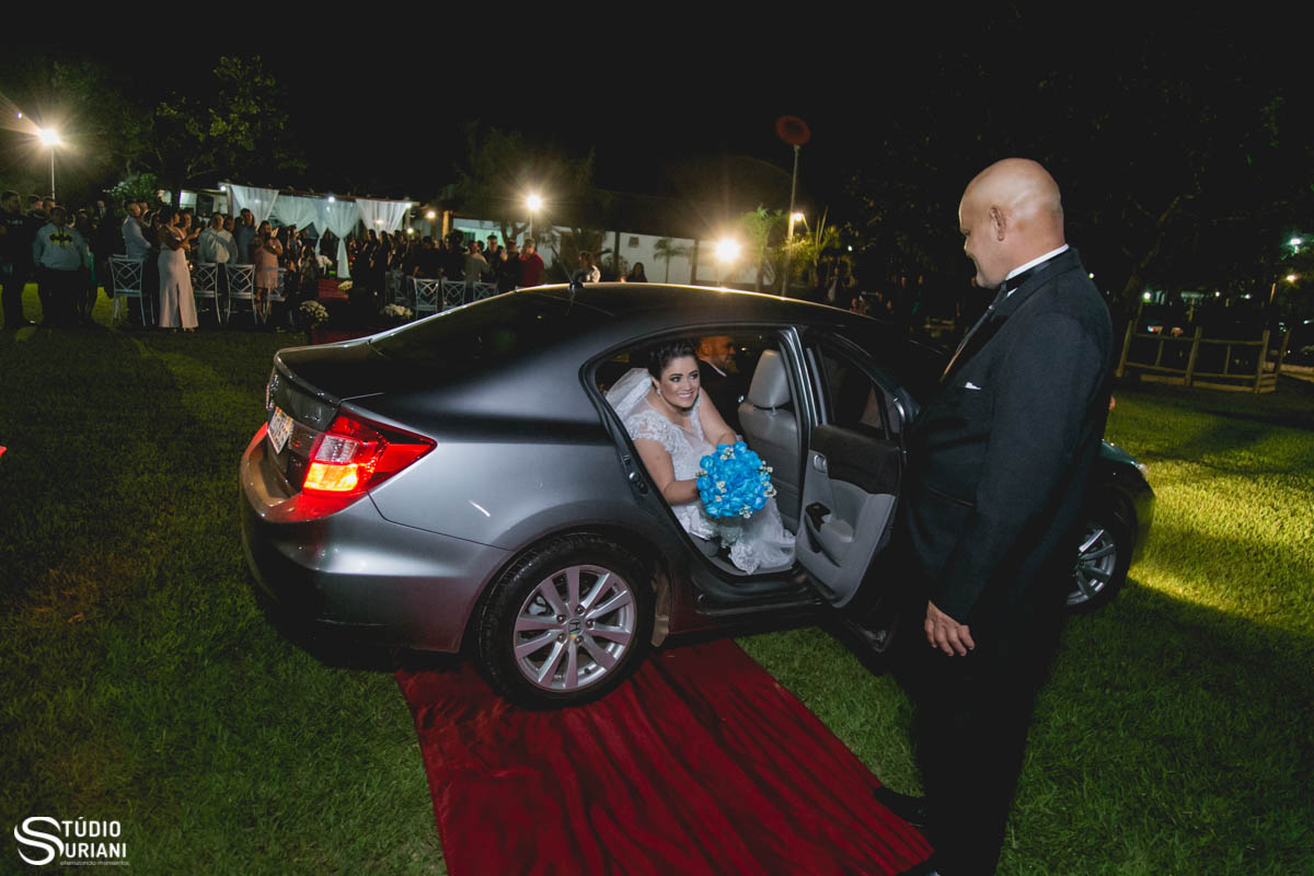 pai abrindo a porta do carro para a noiva