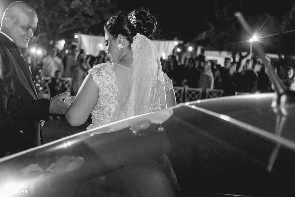 pai dando a mão a noiva