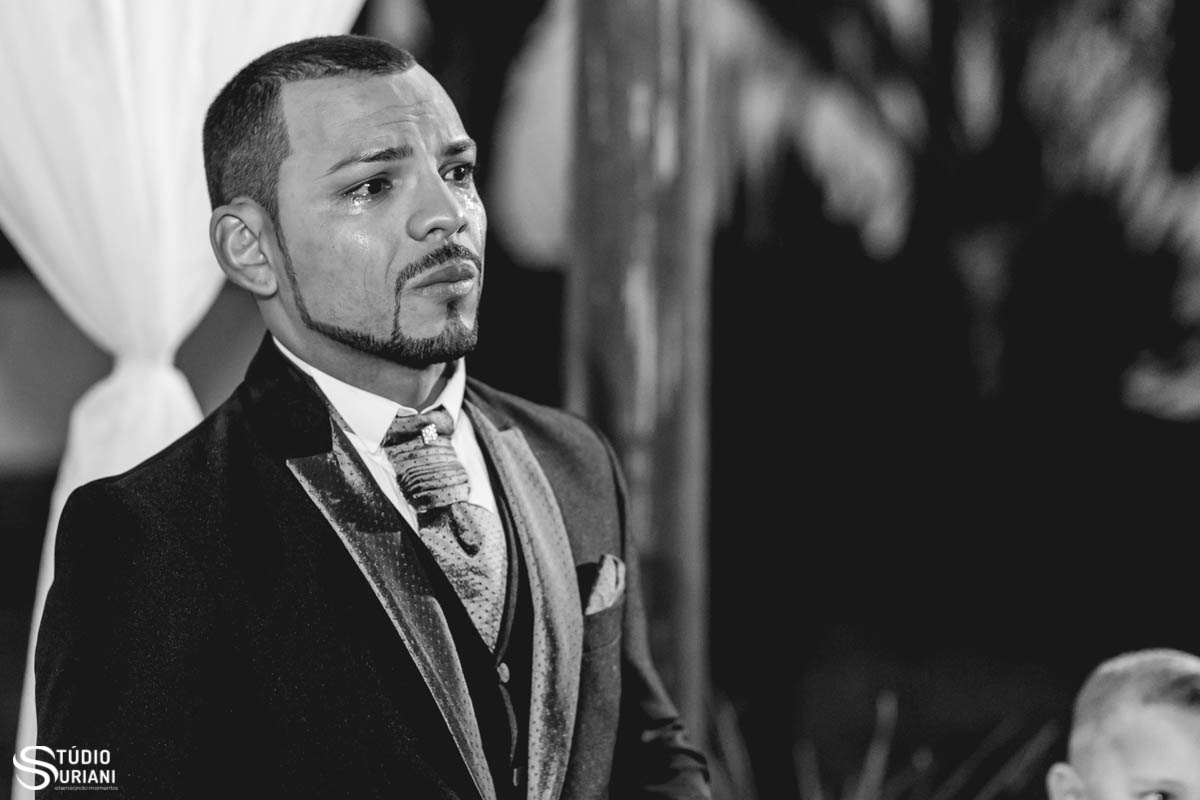 noivo emocionado aguardando a entrada da noiva