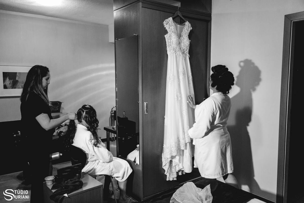 mãe e filha se aprontando para o casamento no hotel em uberlandia