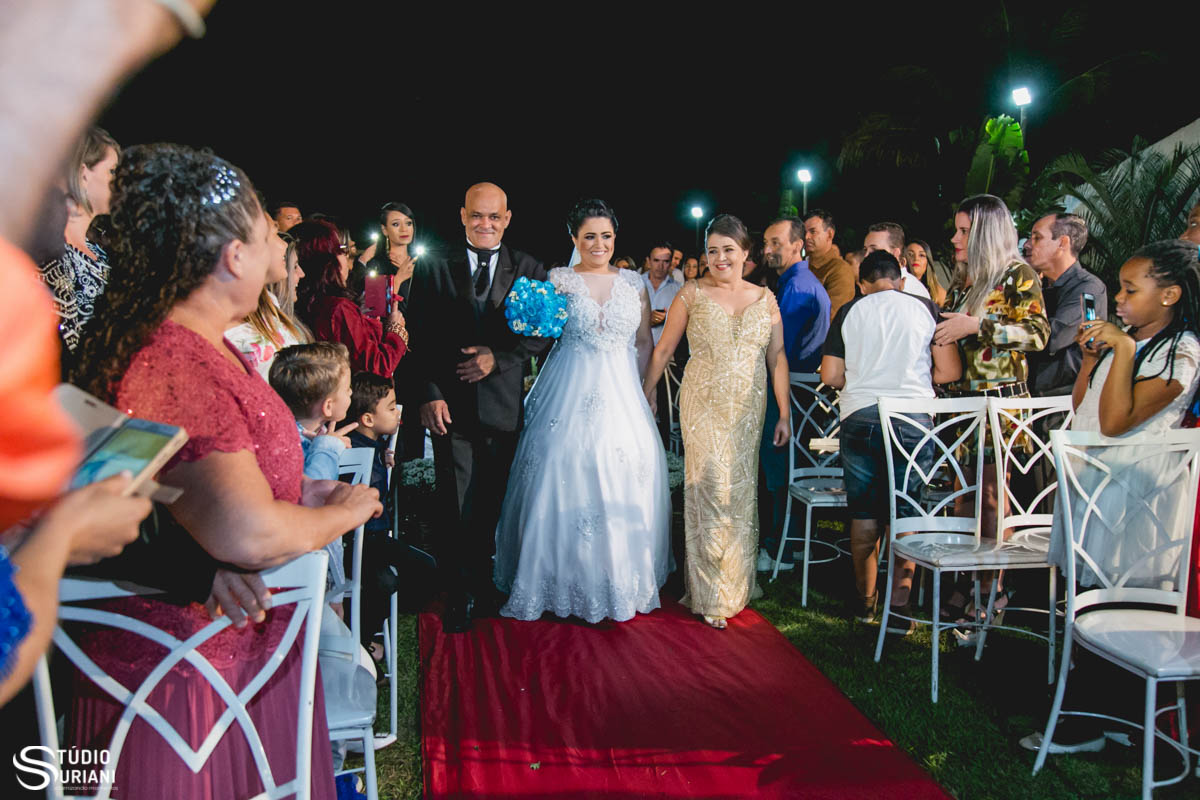 entrada da noiva com o pai e a mãe no casamento