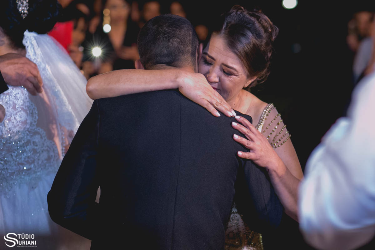 sogra abraçando o genro emocionada