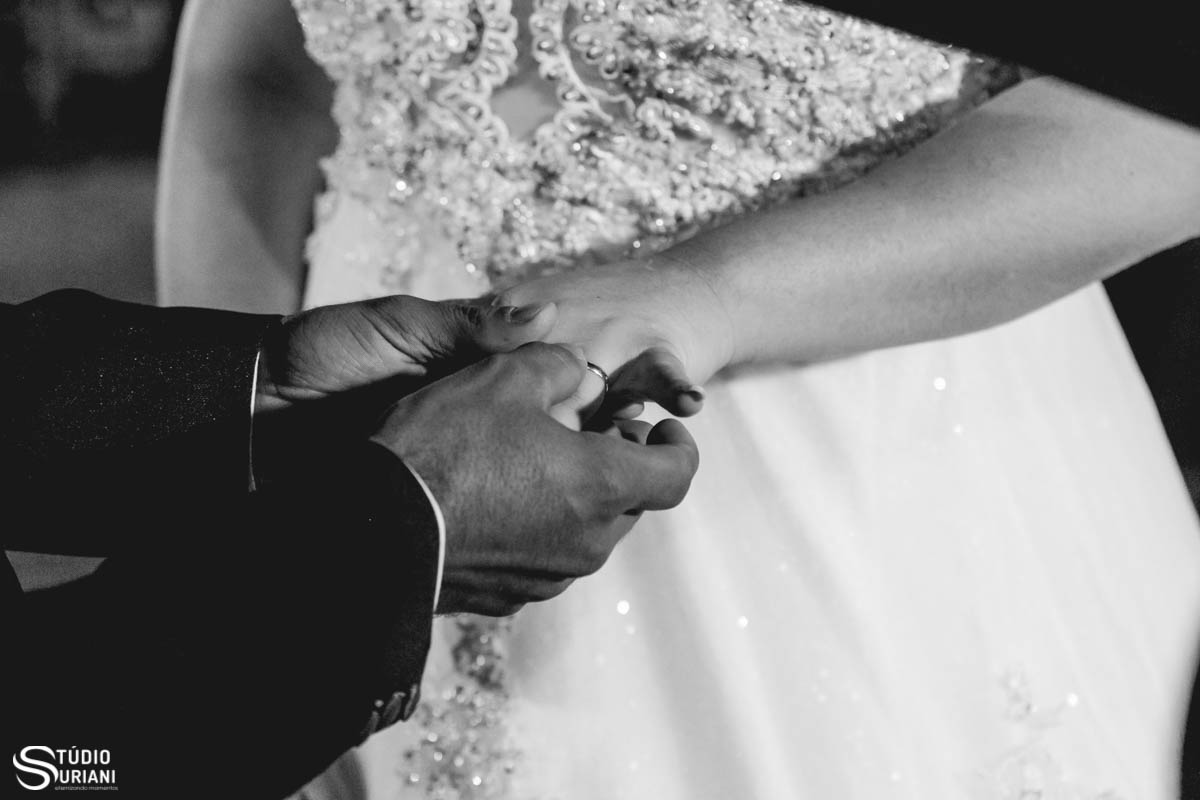 colocando a aliança de casamento