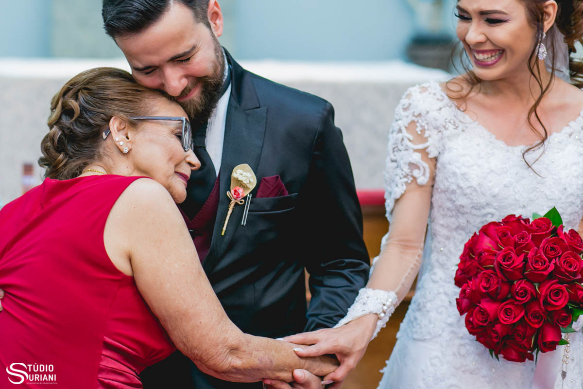 Avó emociona todos no casamento ao abraçar seu neto no altar da igreja