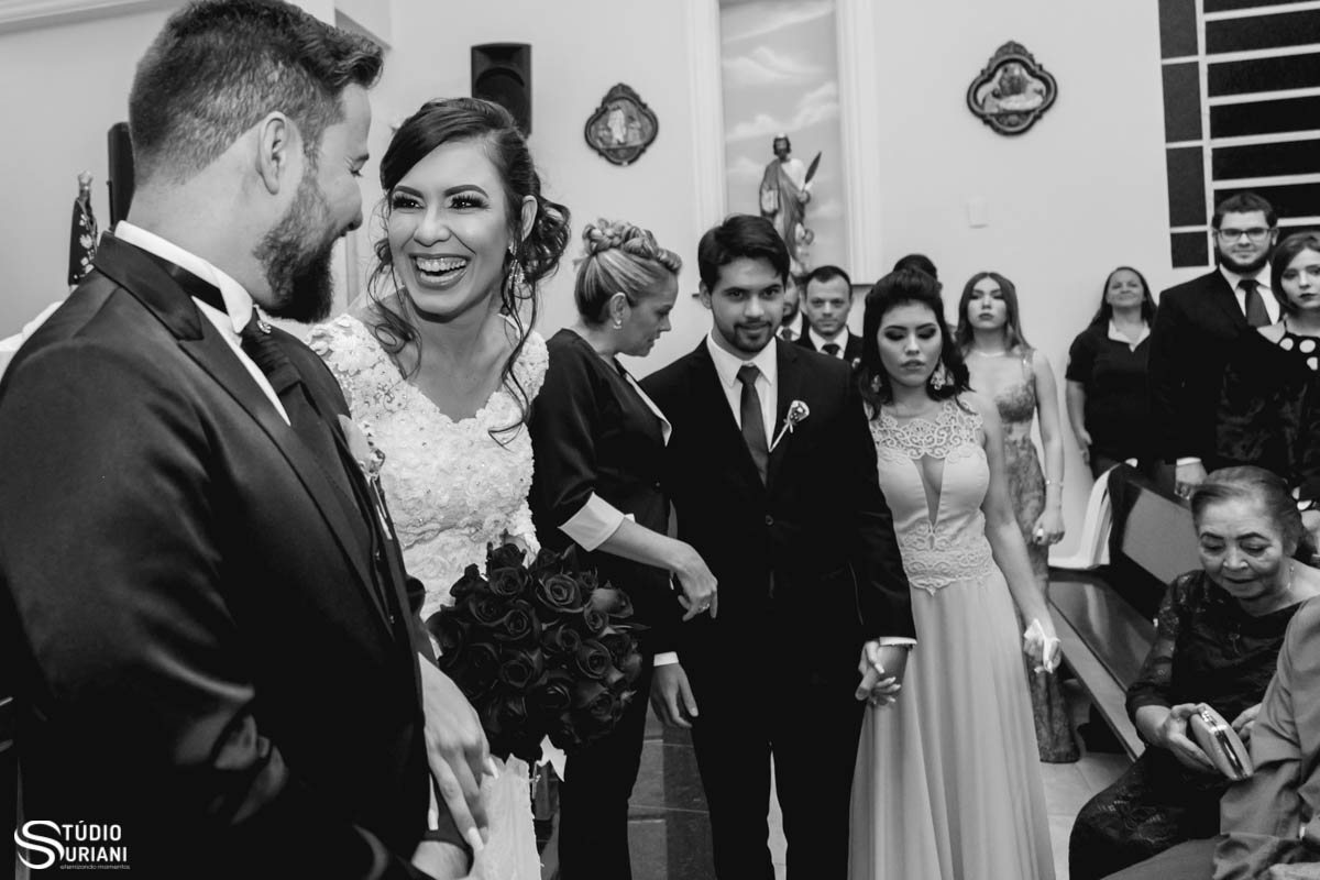 alegria na saida da igreja católica em Ubelândia