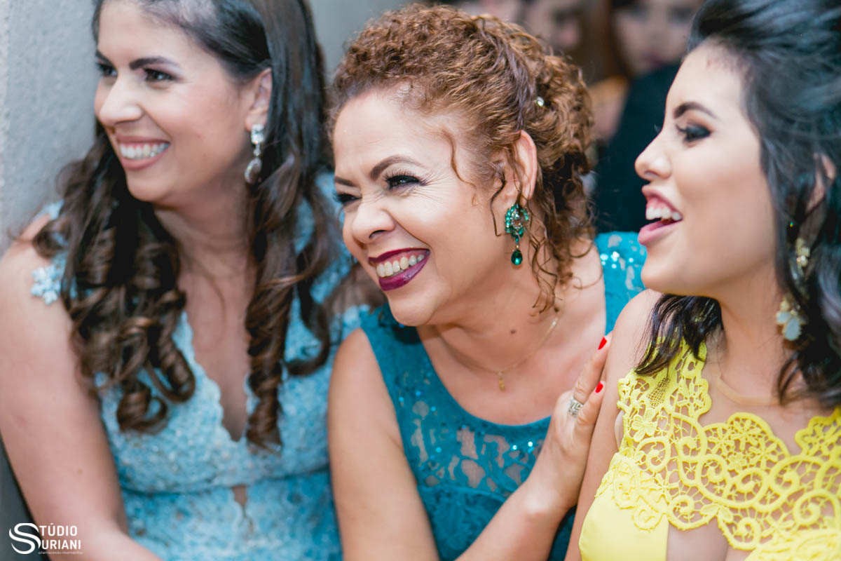 Mãe e amigas da noiva corrido na saída do casamento