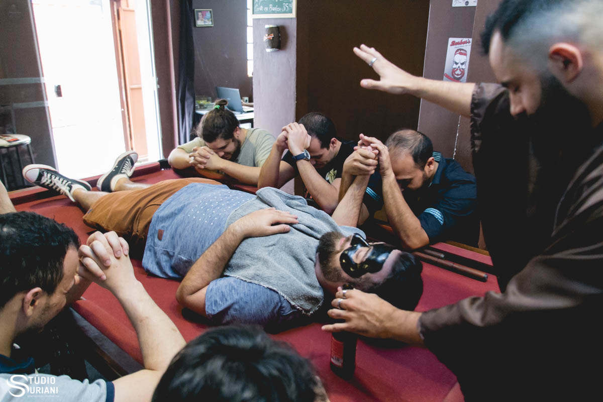 amigos fazendo o velório do noivo na mesa de sinuca