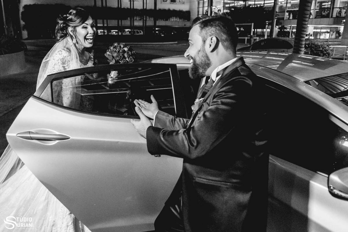 Noivo coreteiro brincando com a noiva durante as fotos após o casamento