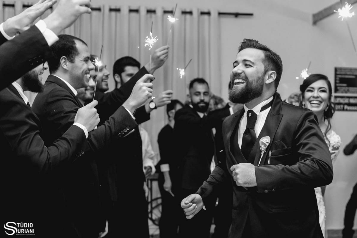 entrada dos noivos na recepção dançando