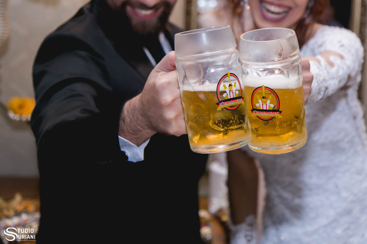 brinde com caneca de chopp no casamento de Karina e Leandro em Uberlandia