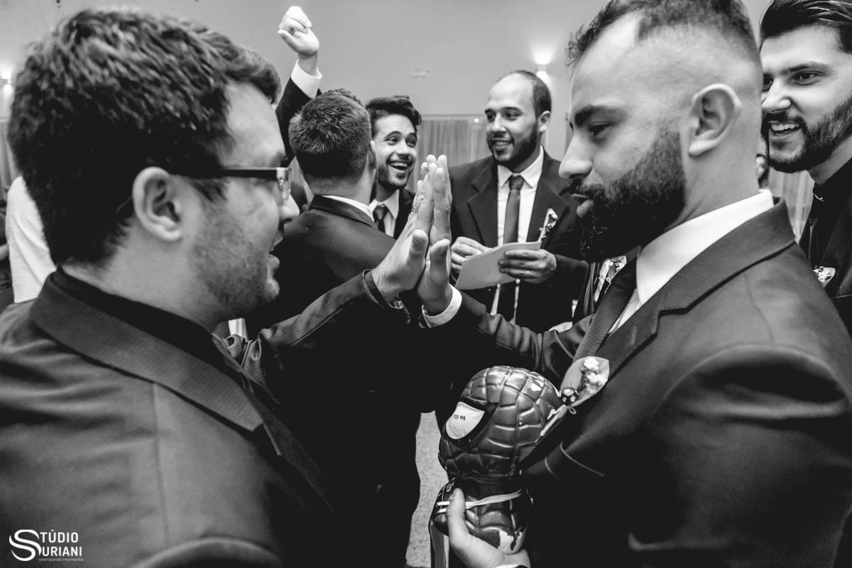 Padrilhos brincando nas fotos passado a gravata de cabeça de homem aranha no casamento