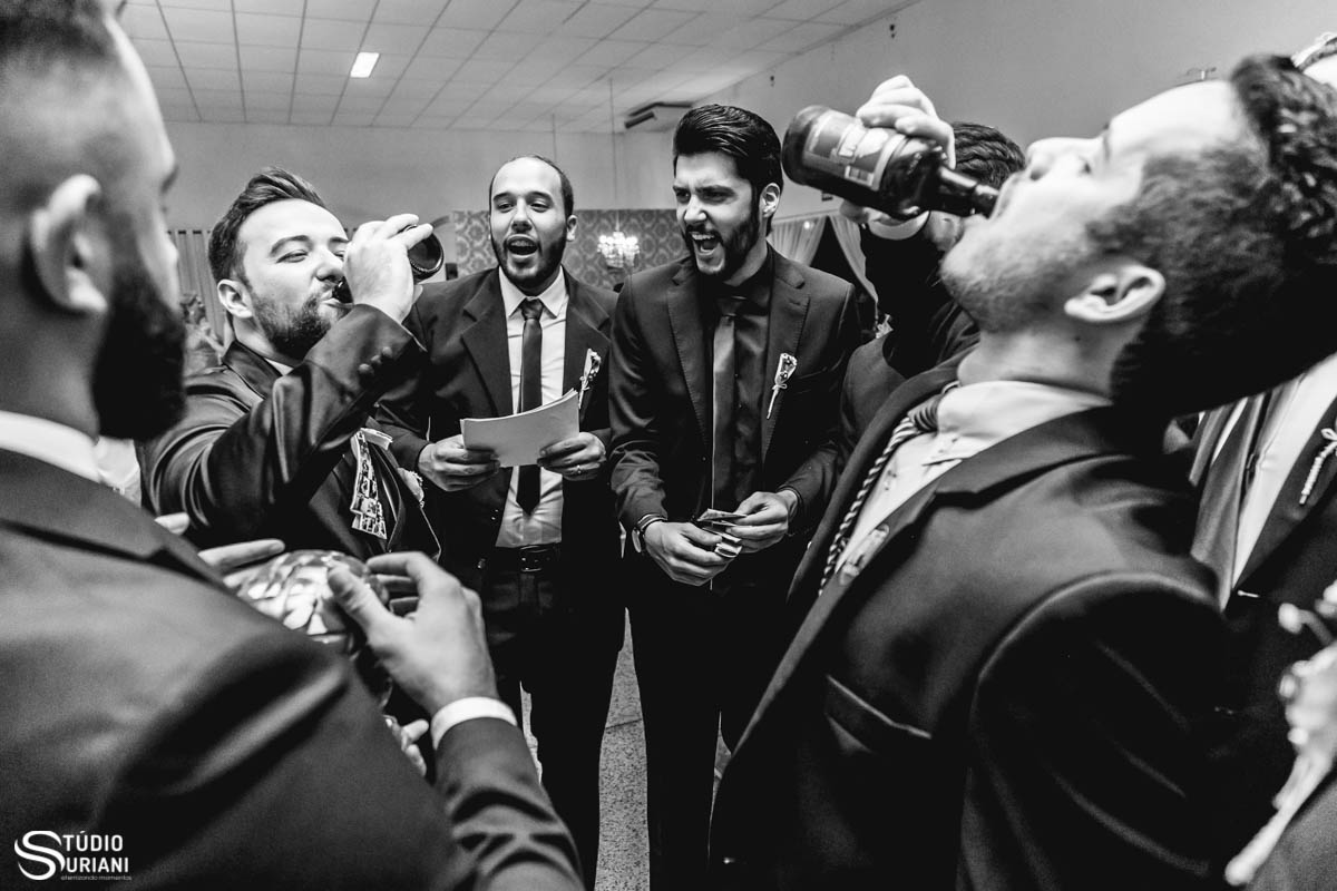 disputa de quem bebe mais rápido na passagem da gravata do casamento