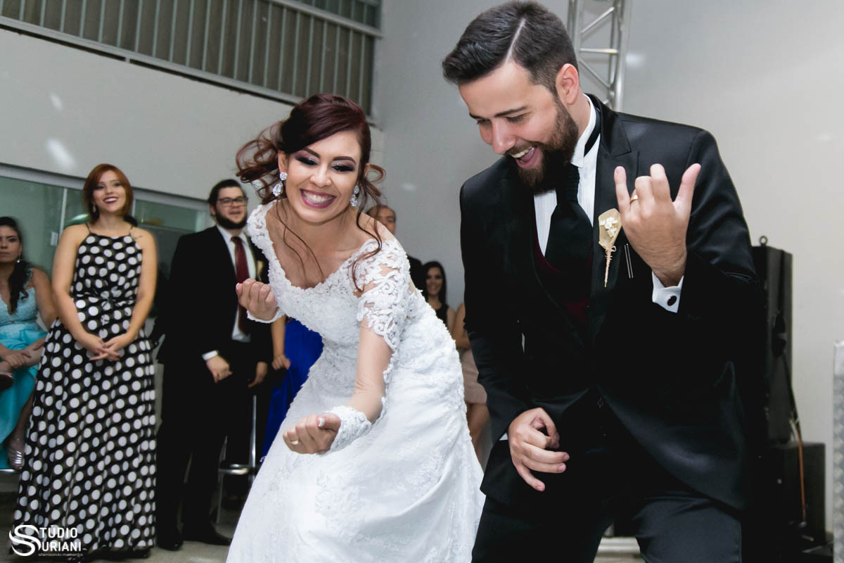 Rock in roll na dança dos noivos no casamento