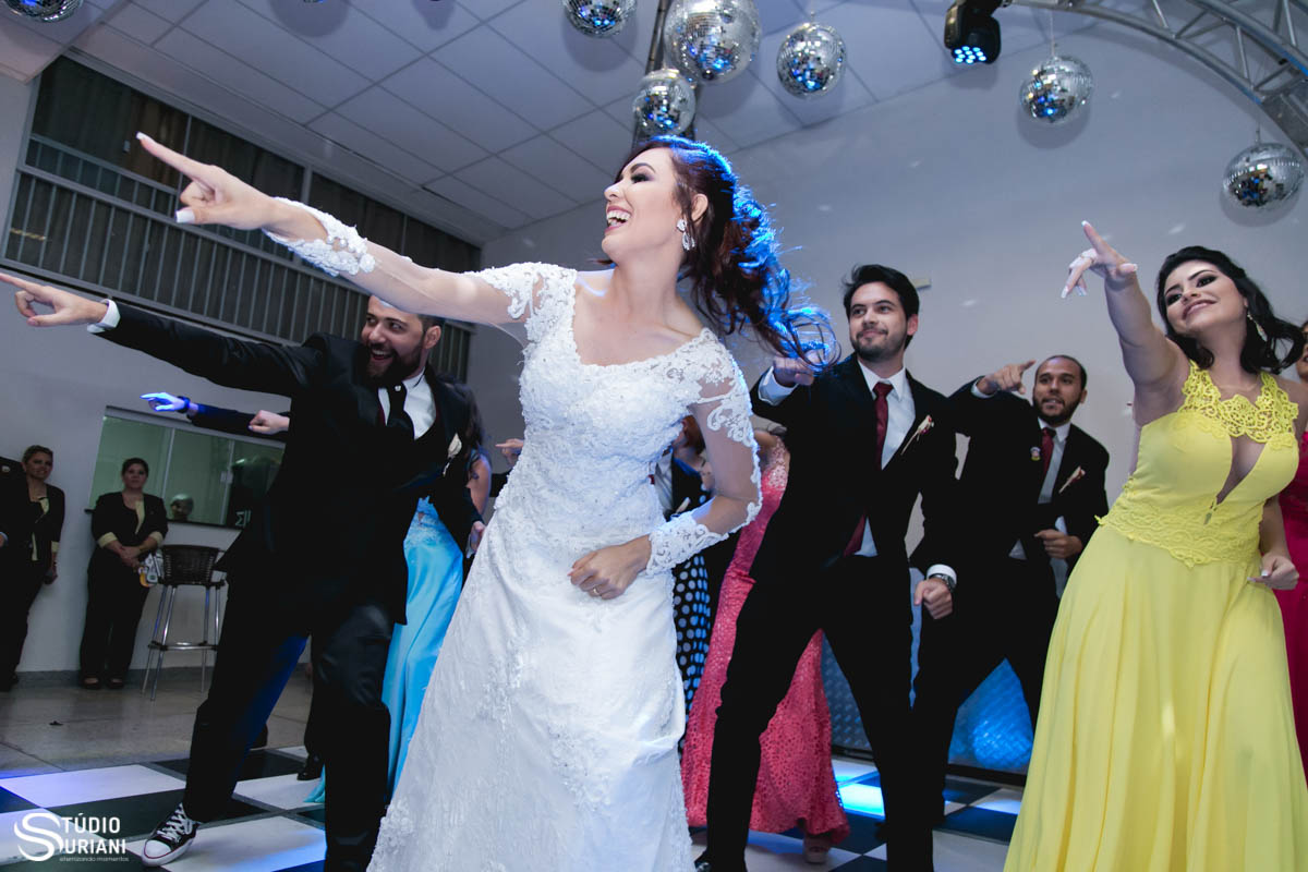 padrinhos dançando com os noivos em sua dança pós casamento