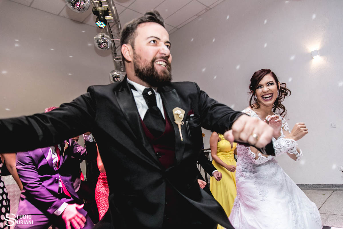 desenvoltura dos noivos dançando