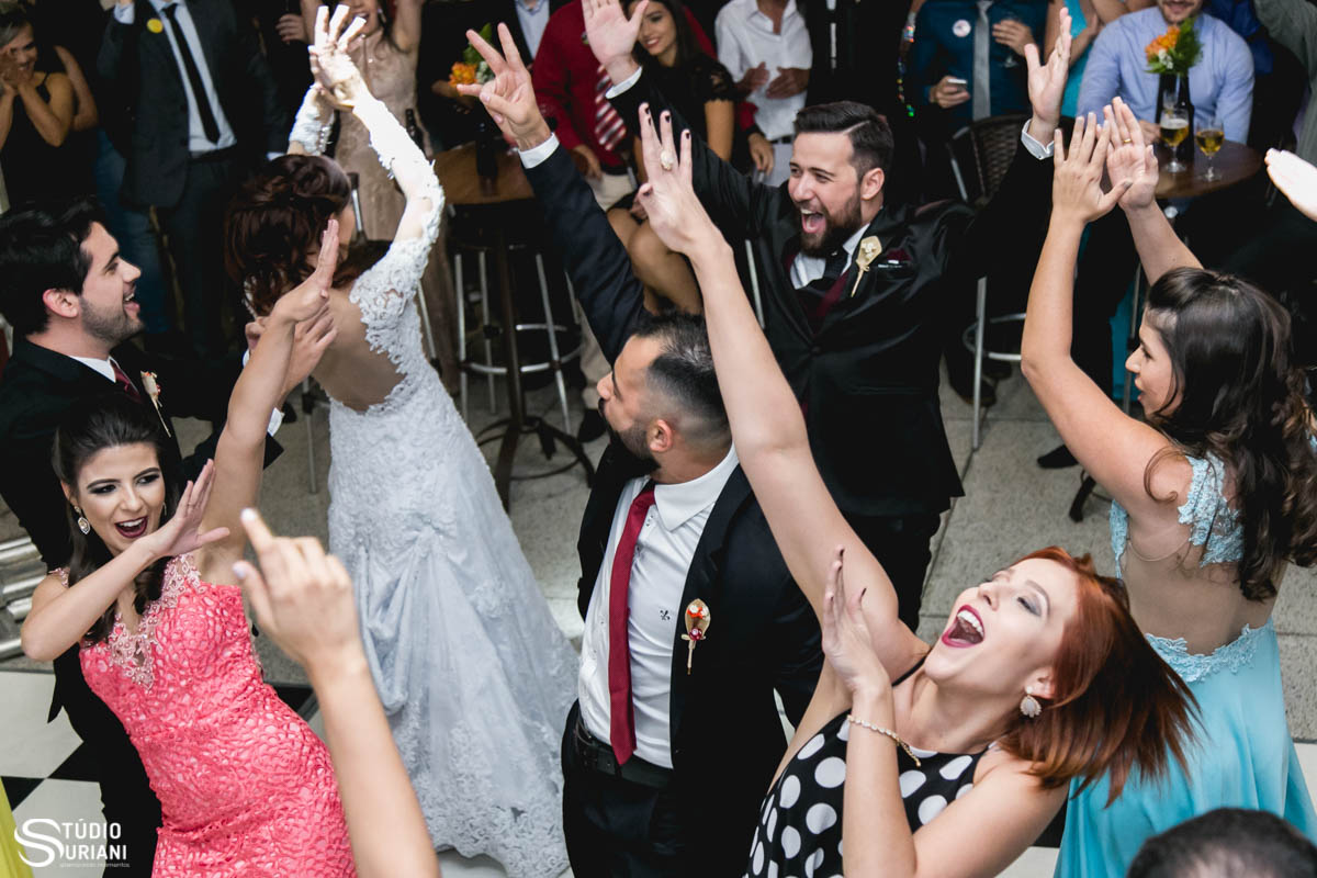 padrinho muito divertidos se divertindo com os noivos no casamento
