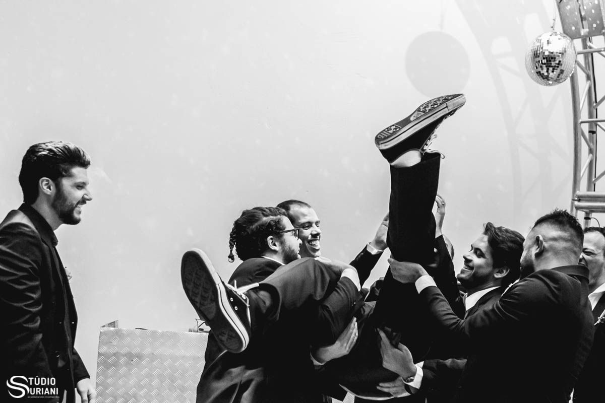 jogando o noivo para cima