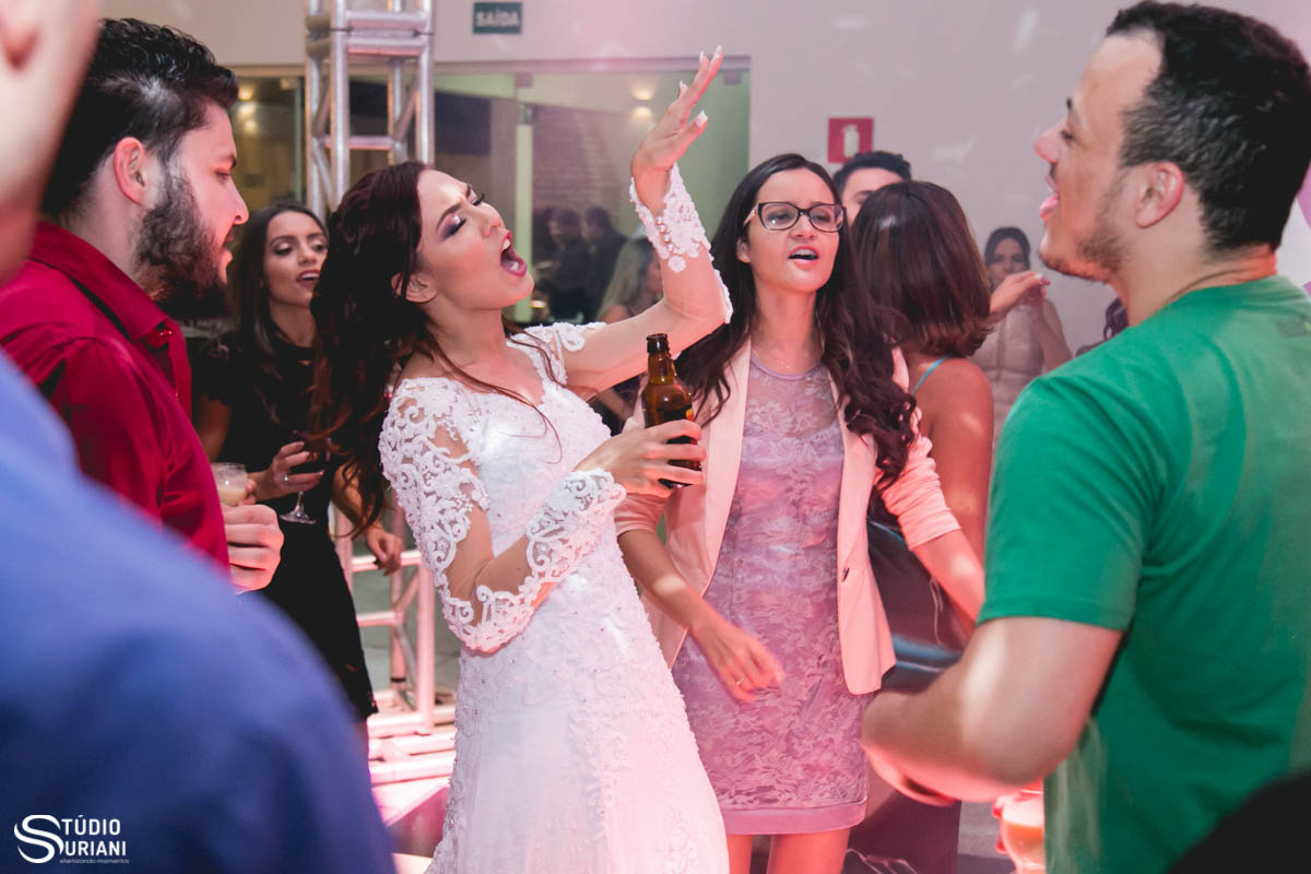 noiva cantando na pista de dança