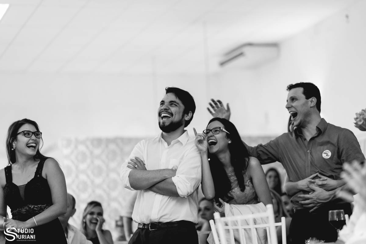 amigos se divertindo no casamento