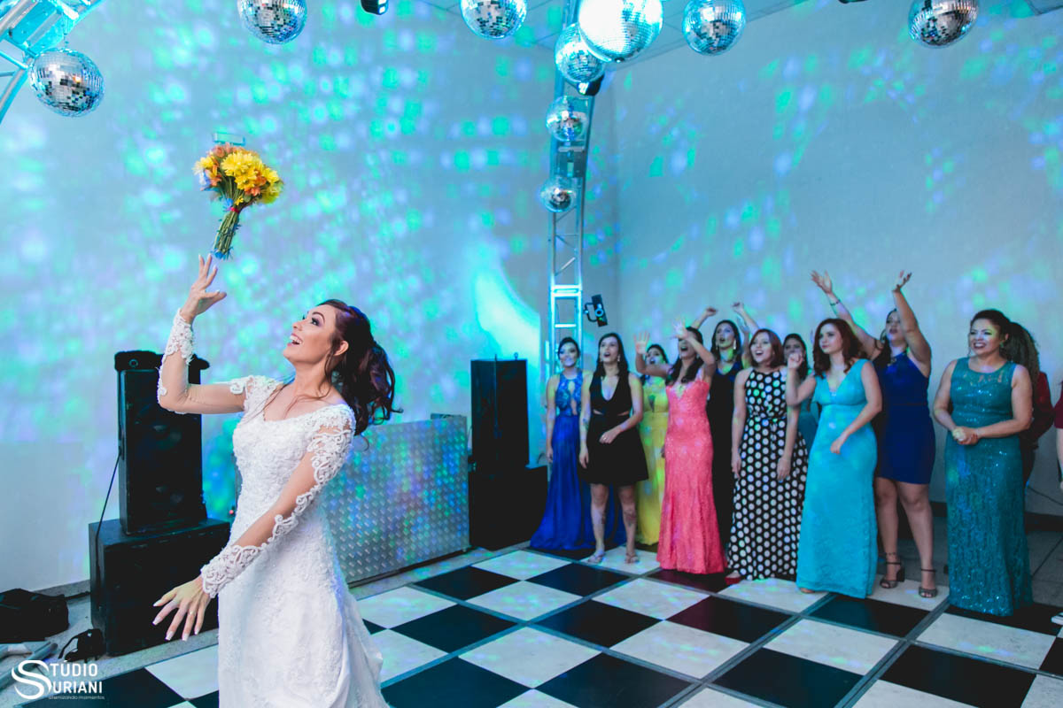 noiva jogando o buque no casamento